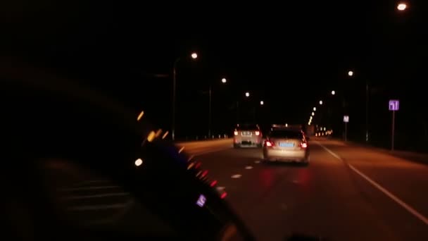 Oogpunt politie auto top lichten draaien — Stockvideo