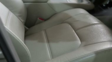 Bir erkek işçi koltuk Temizleme