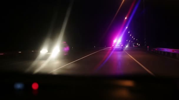 Polisen fortkörning till en scen på natten. Polisen patrullera bil körning natt highway — Stockvideo