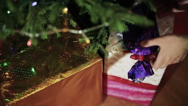 Подарки под украшенной елкой — стоковое видео