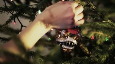 Kız asmak dekorasyon ayı Noel ağacı üzerinde