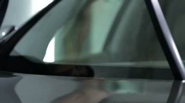 Adam bir arabanın ön cam silme
