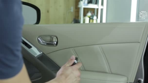 Detaily a čištění interiéru moderních automobilů. — Stock video