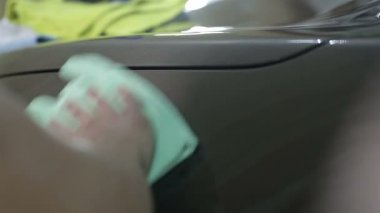 Gri araba mikrofiber bezle silerek, el yakın çekim