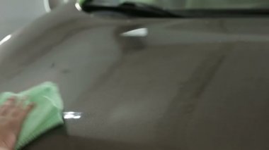 Araba hood parlatma yakın çekim.