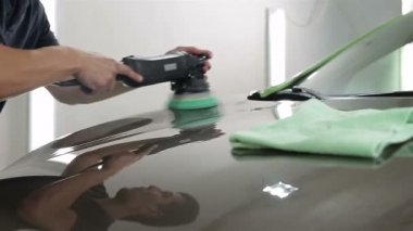 Özel araç ile arabanın ağda bir adam çekim kapatın.