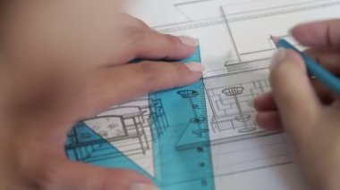 Tasarımcı kalemle çiziyor
