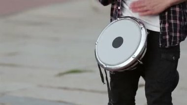 Bongo davulçalan müzisyen. Davulcu eller
