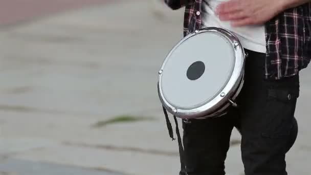 Ο μουσικός παίζει σε ένα τύμπανο με Μπόνγκο. Χέρια ντράμερ — Αρχείο Βίντεο