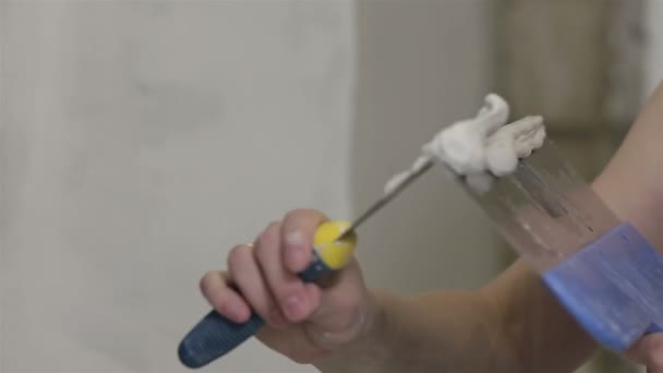 Trabalhador aplicando massa de vidraceiro na espátula — Vídeo de Stock