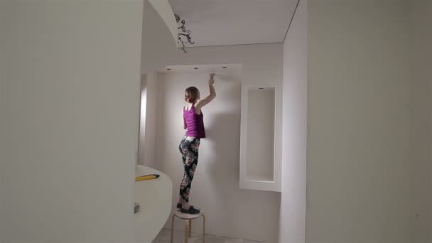 Trabajadora lijando una pared para la preparación de la pintura — Vídeo de stock