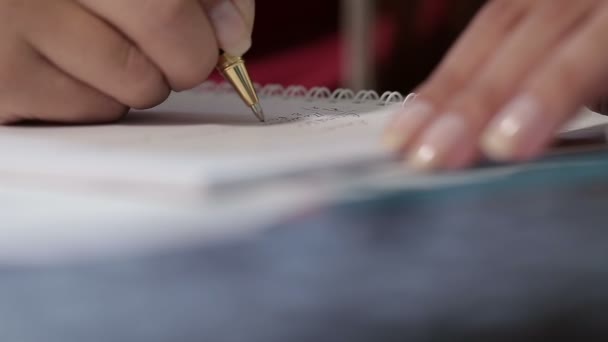 Mujer escribiendo en cuaderno — Vídeo de stock