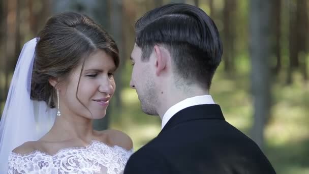 Casamento casal acaricia uns aos outros e beijos . — Vídeo de Stock