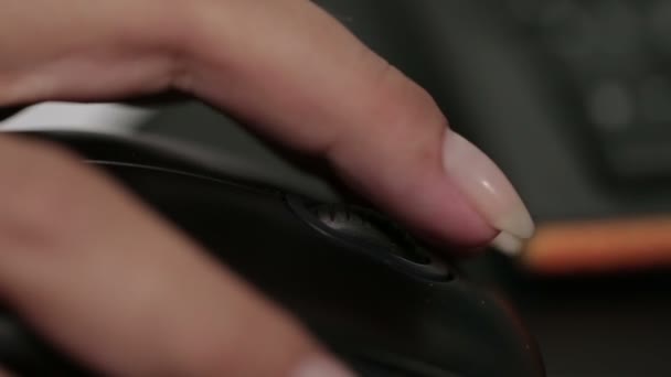 Женская рука с помощью мыши — стоковое видео
