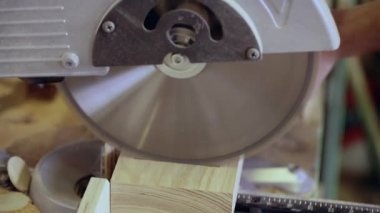 Dairesel testere ile kesme ahşap tahta