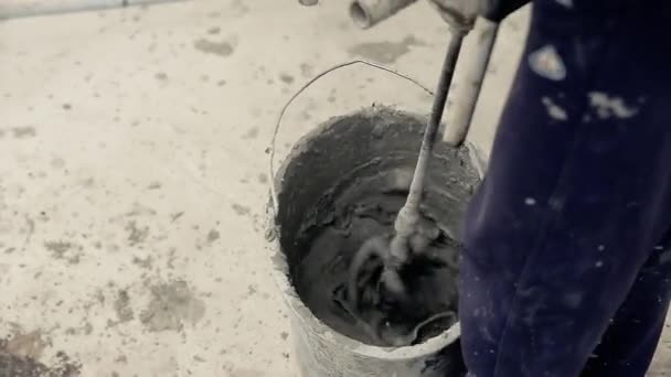 Mixing cement with blender — Stock Video