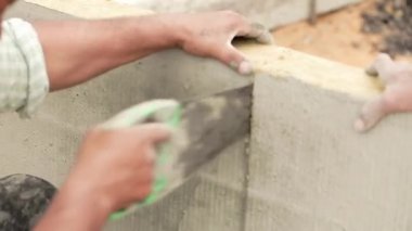 Mineral yününü ölçen ve kesen işçiler