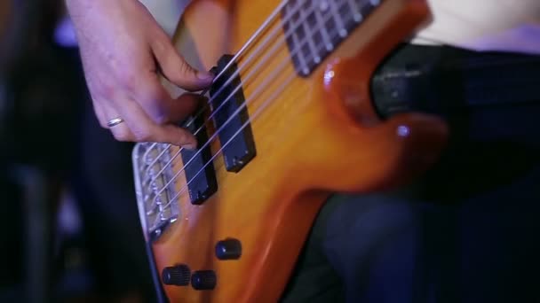 Zavřít muže hrající elektrickou kytaru — Stock video