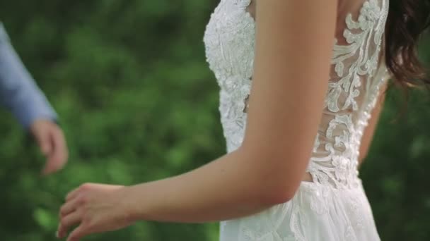 Bruidegom komt naar de bruid in het zomerpark. — Stockvideo