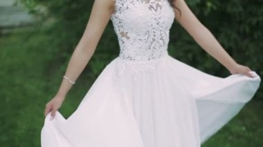 Gelin parkta yaz gecesi elbisesi dönüyor