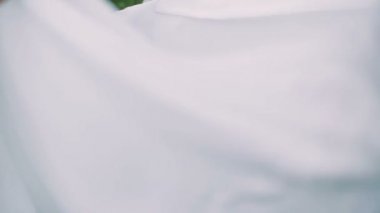 Gelinler beyaz elbise rüzgarda gelişir.