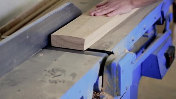 Close up carpinteiro madeira aplainada, local de trabalho . — Vídeo de Stock