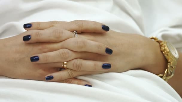 在白色外套上修指甲的精心梳理的手的特写 — 图库视频影像
