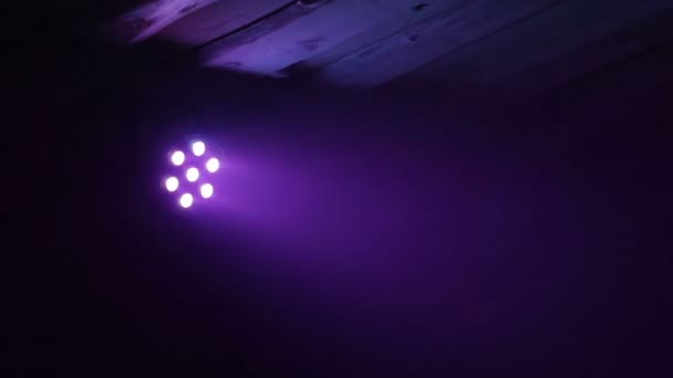 クラブのディスコに光スポットライト — ストック動画
