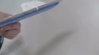 Macun uygulayan işçinin el çekimi