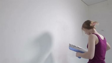 İnşaat işçisi duvara alçı sıva sıcağa asiyor