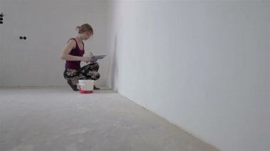 Duvarları sıvanmış kadın işçi..