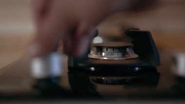 Gaz sobası brülörleri kapanır. Elektrikli ateşleme