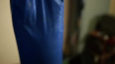 Kum torbasına tekme at. Boksör Eğitimi