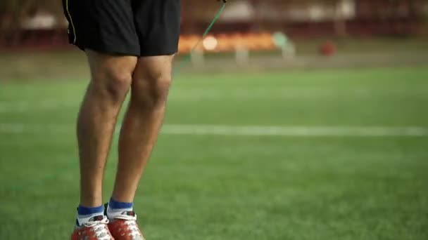 Gros plan de l'homme pieds sautant, à l'aide d'une corde à sauter — Video