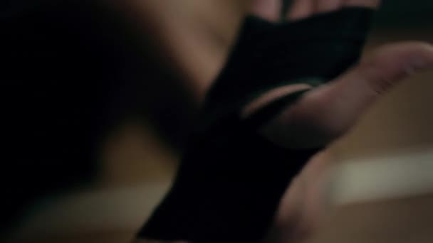 Närbild boxare omslag bandage på sin hand — Stockvideo