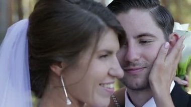 Yakın çekim. Güneşli ormanda öpüşen erkek ve kadın.