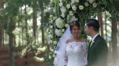 Düğün töreninde gelin ve damat. Yaz parkı