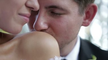 Yakın damat bir kız okşayarak ve omzunu öpme