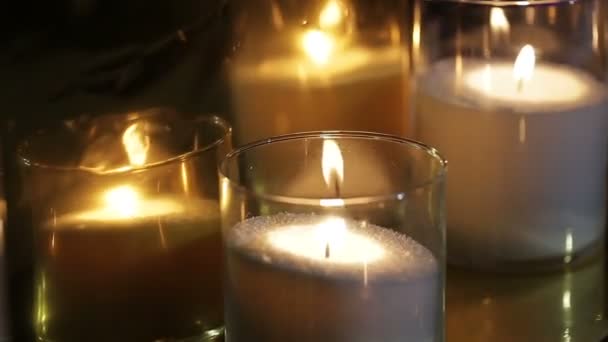 Hořící svíčky v noci — Stock video