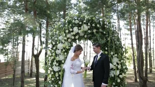 Жених и невеста обмениваются обручальными кольцами на свадебной церемонии — стоковое видео