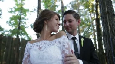 Damat ve gelin halat üzerinde rulo