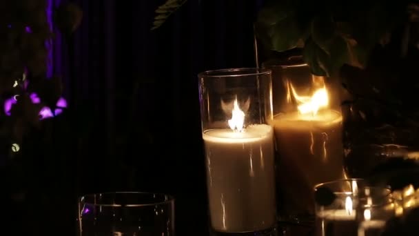 Molte candele accese nel buio — Video Stock