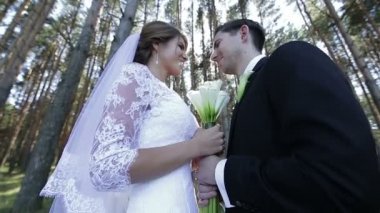 Mutlu yeni evlilerin romantik portresi