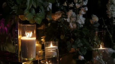 Karanlıkta mum yakmak. Titreşen mumları kapatın.