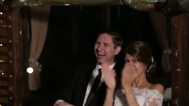 Unga glada nygifta par klappar händerna tillsammans. — Stockvideo