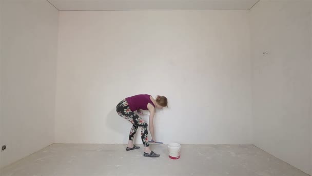 若い女の子の石膏の壁 — ストック動画