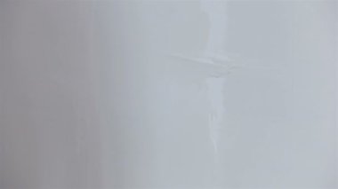 İşçi duvara macun yapıştırıyor