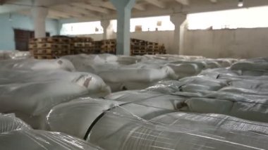 Depodaki beyaz torbalarda ham madde.