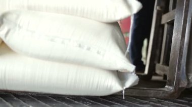 Bir depoda forklift yükleyicisi