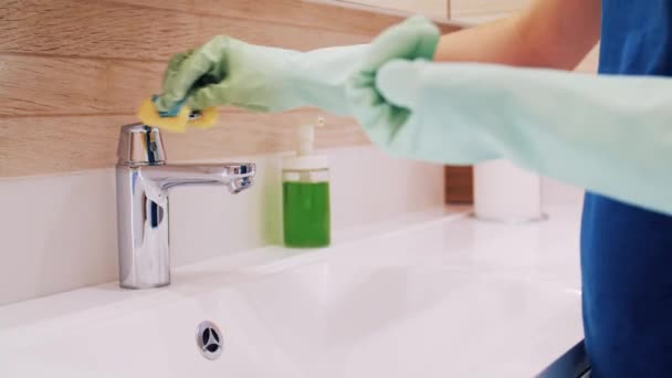 Frauenhandschuh wäscht den Wasserhahn im Badezimmer — Stockvideo